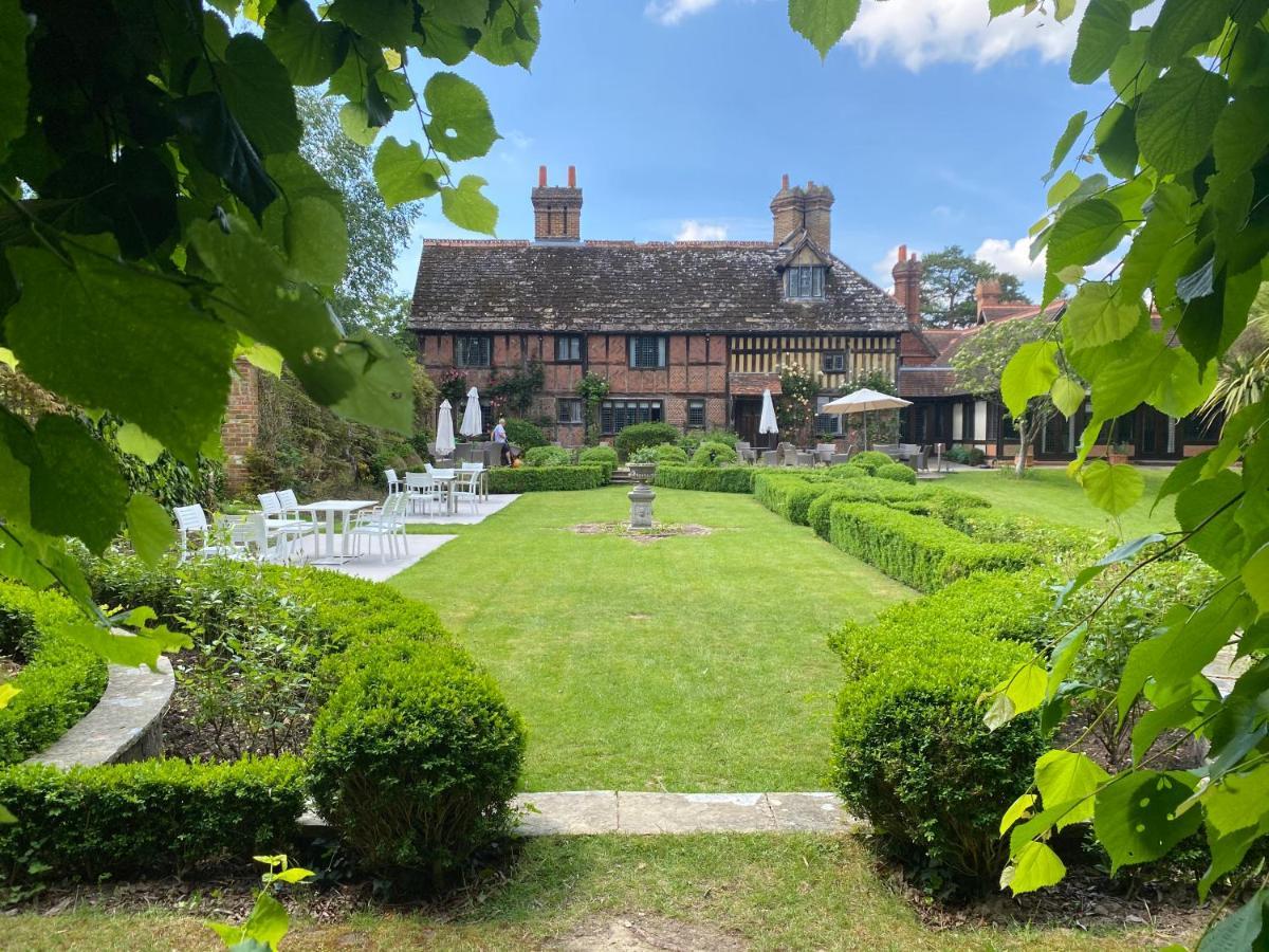 Langshott Manor - Luxury Hotel Gatwick Horley Esterno foto