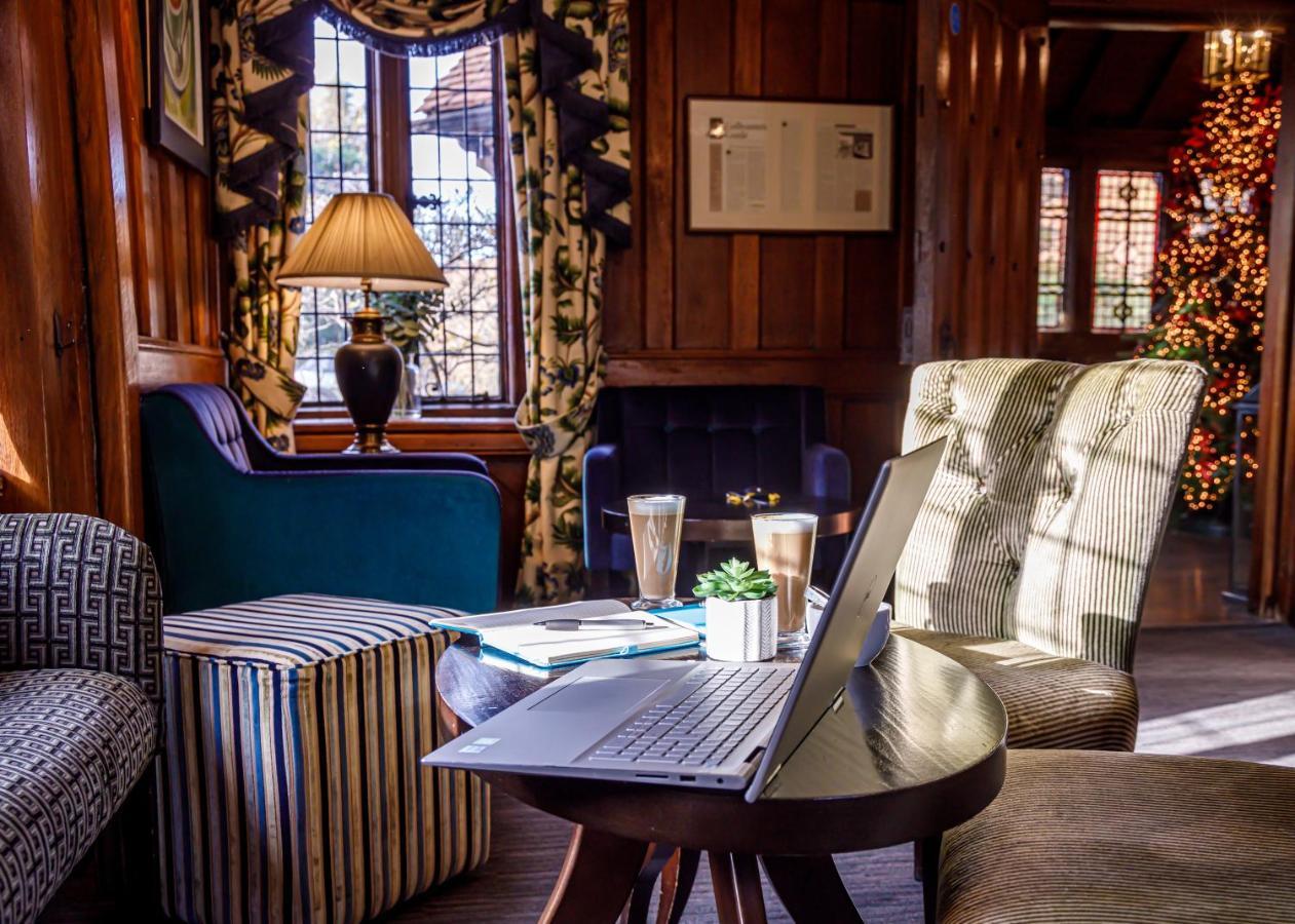 Langshott Manor - Luxury Hotel Gatwick Horley Esterno foto